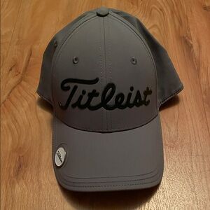 Titleist Dark Gray Golf Hat With Magnetic Ball Marker